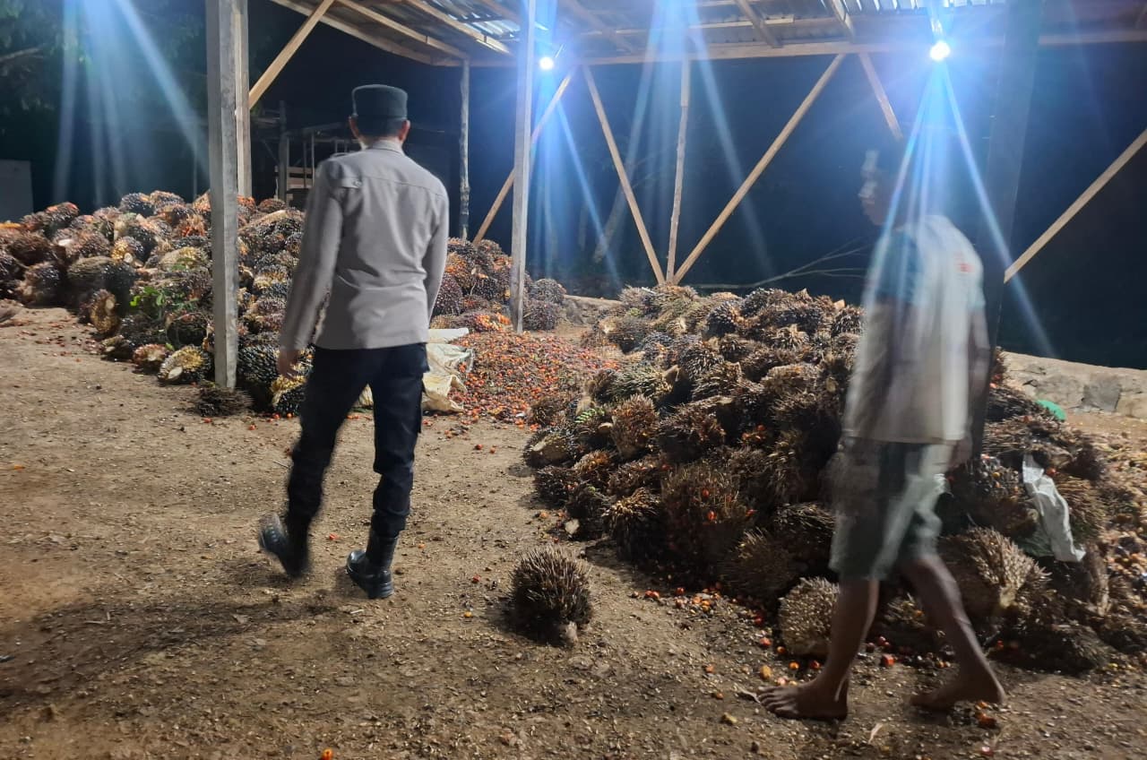 Personel Polsek lamandau melaksanakan sambang kerumah warga yang sedang santai