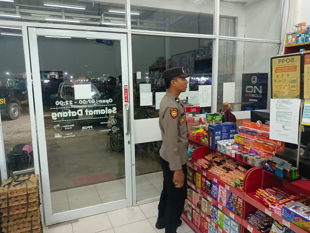 Cegah Gangguan Kamtibmas, Piket Polsek Sematu Jaya Patroli ke Pertokoan