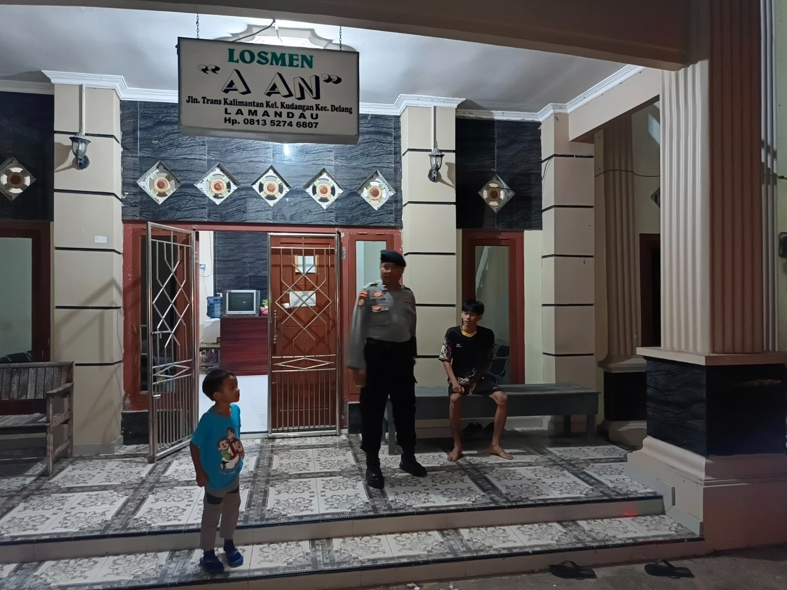 Bhabinkamtibmas Polsek Delang Sosialisasikan Tentang Layanan Hotline 110 kepada Masyarakat