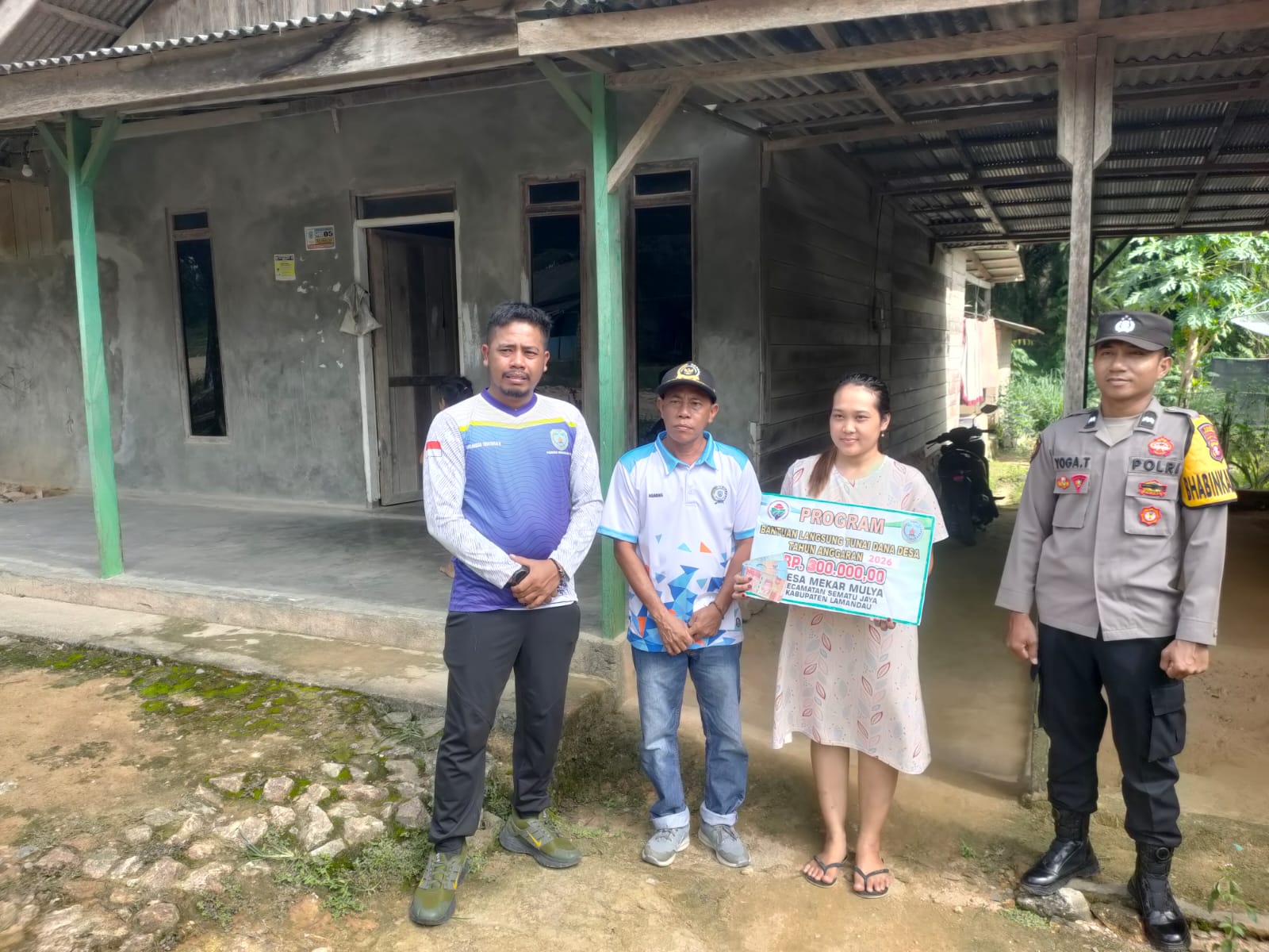 Bhabinkamtibmas Laksanakan Pendampingan Penyaluran BLT-DD di Desa Mekar Mulya