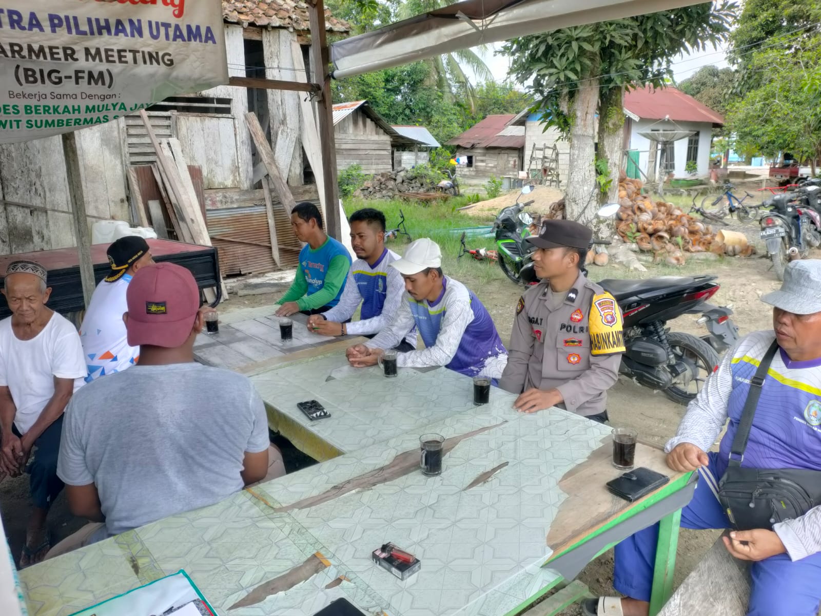 Bhabinkamtibmas Laksanakan Silaturahmi Kamtibmas di Desa Mekar Mulya