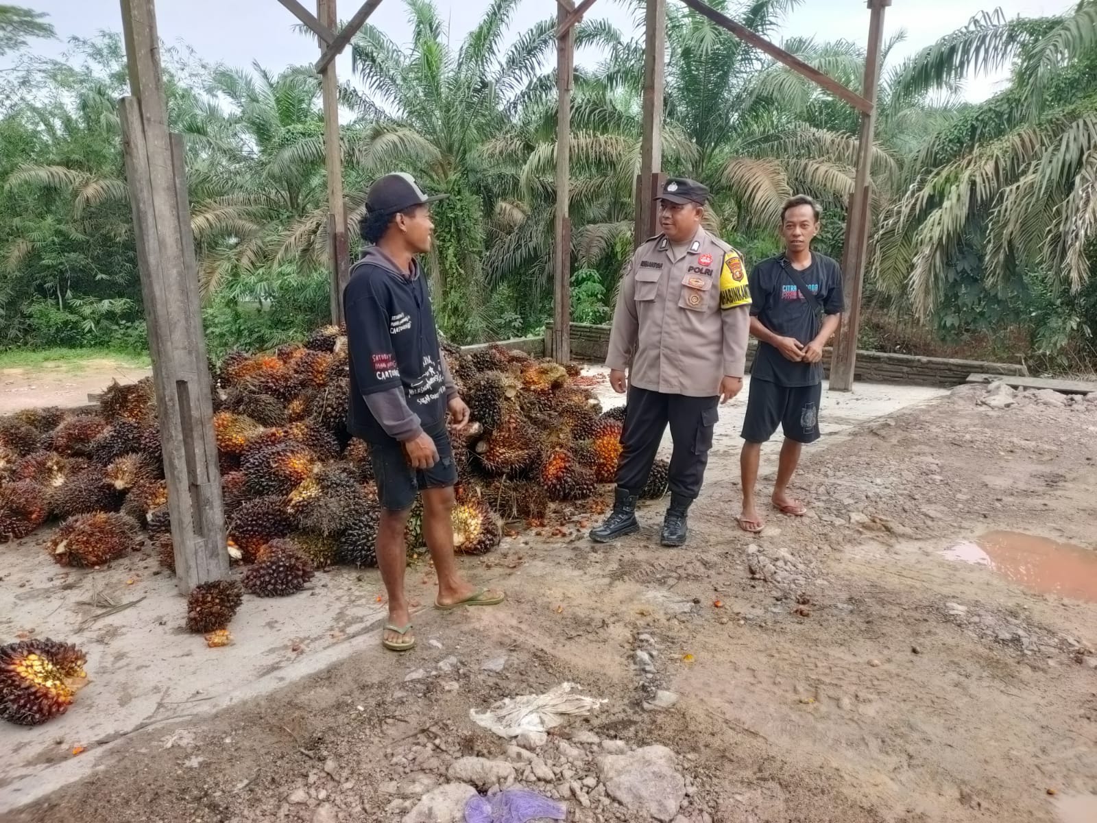Anggota Polsek Sematu Jaya yang di pimpin langsung, Aipda Erizki melaksanakan patroli dialogis di Megamart Kecamatan Sematu Jaya guna memelihara siskamtibmas di wilayah Hukum Polsek Sematu Jaya.
