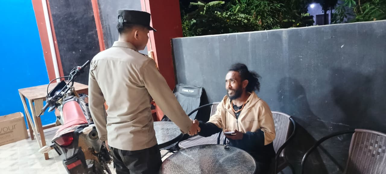 Piket Polsek Sambangi Masyarakat dan Sosialisasikan Tentang Layanan Hotline 110