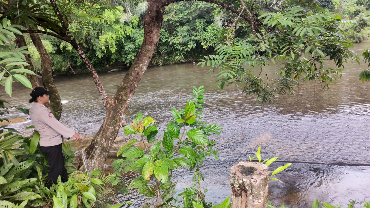 Piket Polsek Delang cek debit air DAS Delang