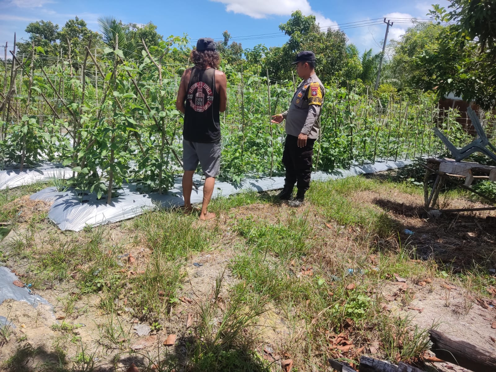 Personel Polsek Tewang Sangalang Garing dan Pulau Malan melaksanakan pengecekan lokasi pemanfaatan lahan pekarangan warga Binaannya