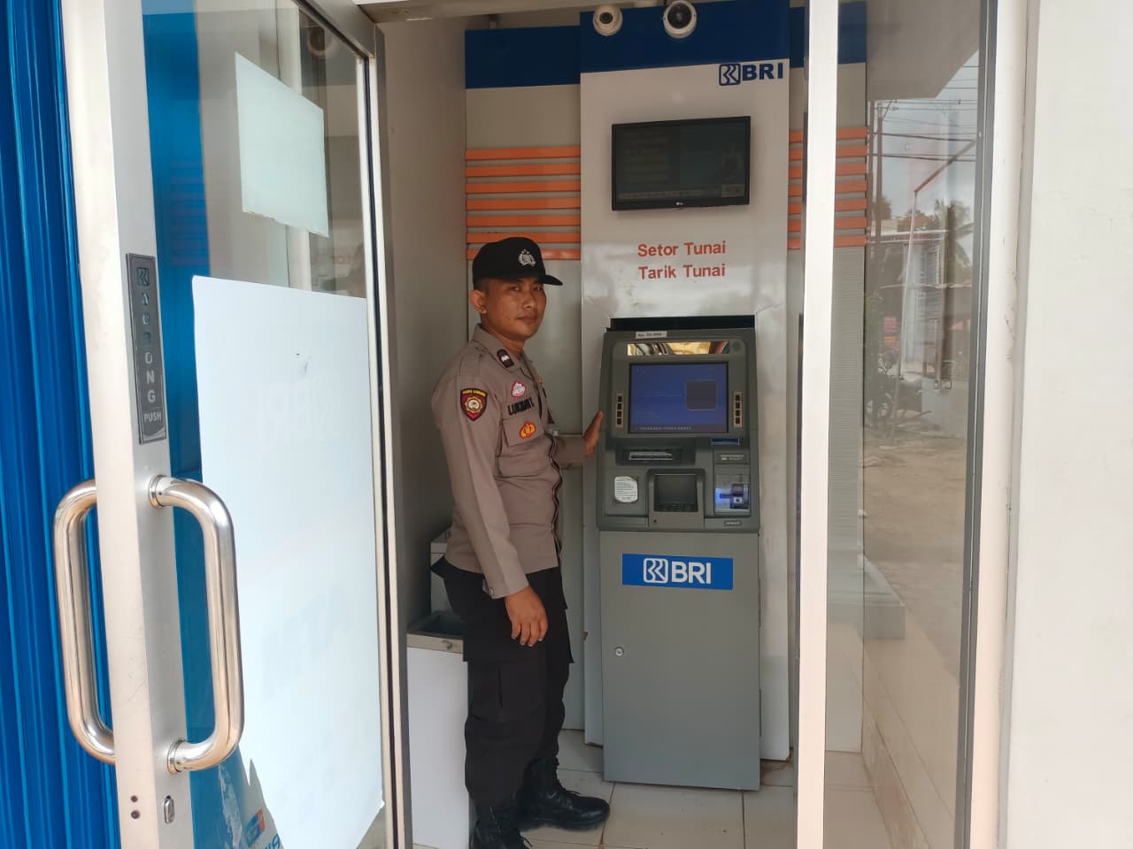 Sematu Jaya, Dalam rangka menjamin salah satu aktifitas warga dalam memenuhi kebutuhan sehari hari, anggota patroli Polsek Sematu Jaya melaksanakan patroli ke Megamart yang ada di wilayah Polsek Sematu Jaya