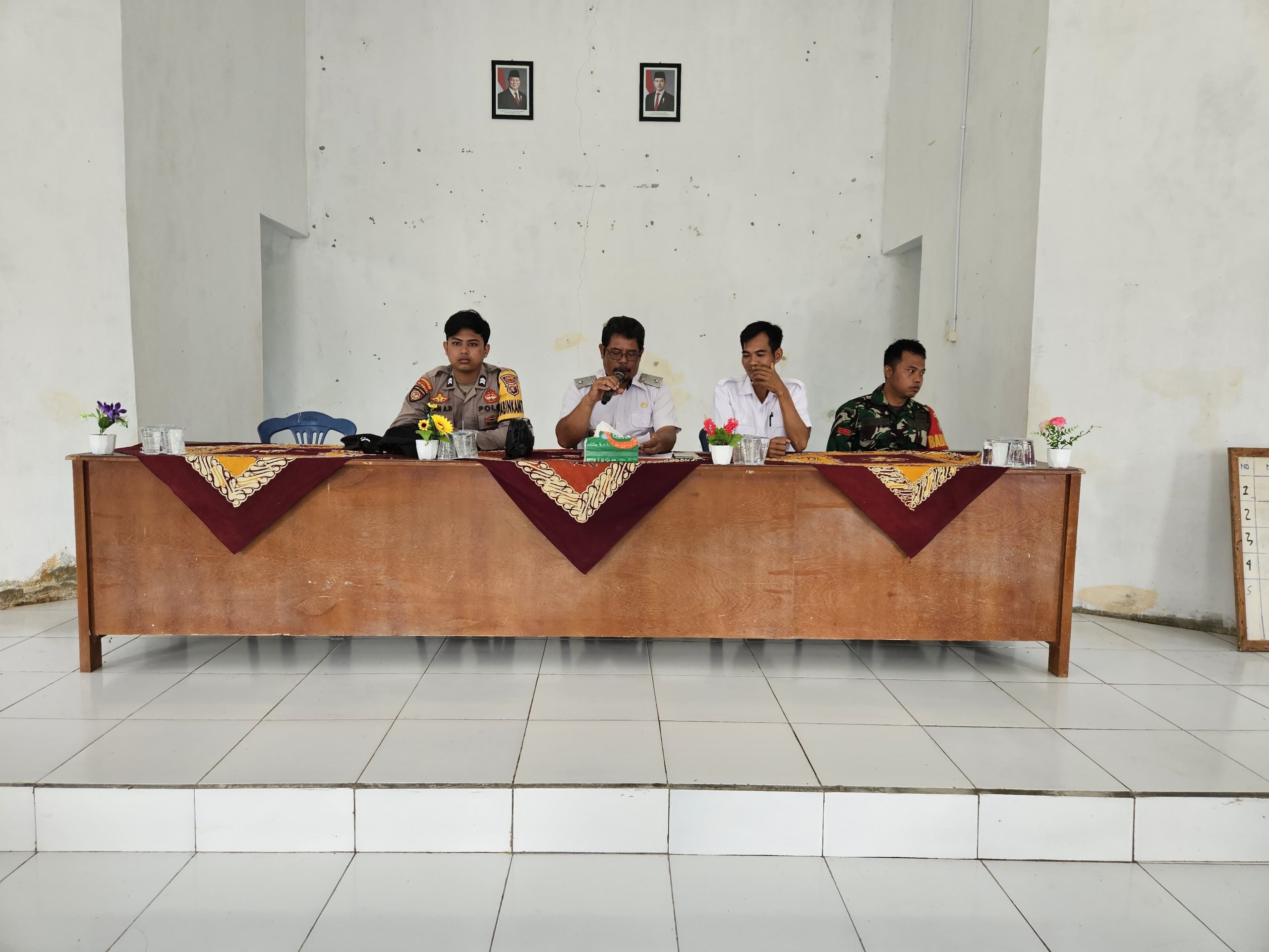 Bhabinkamtibmas dan Babinsa Hadiri Musdes Penetapan BLT-DD di Desa Nanuah