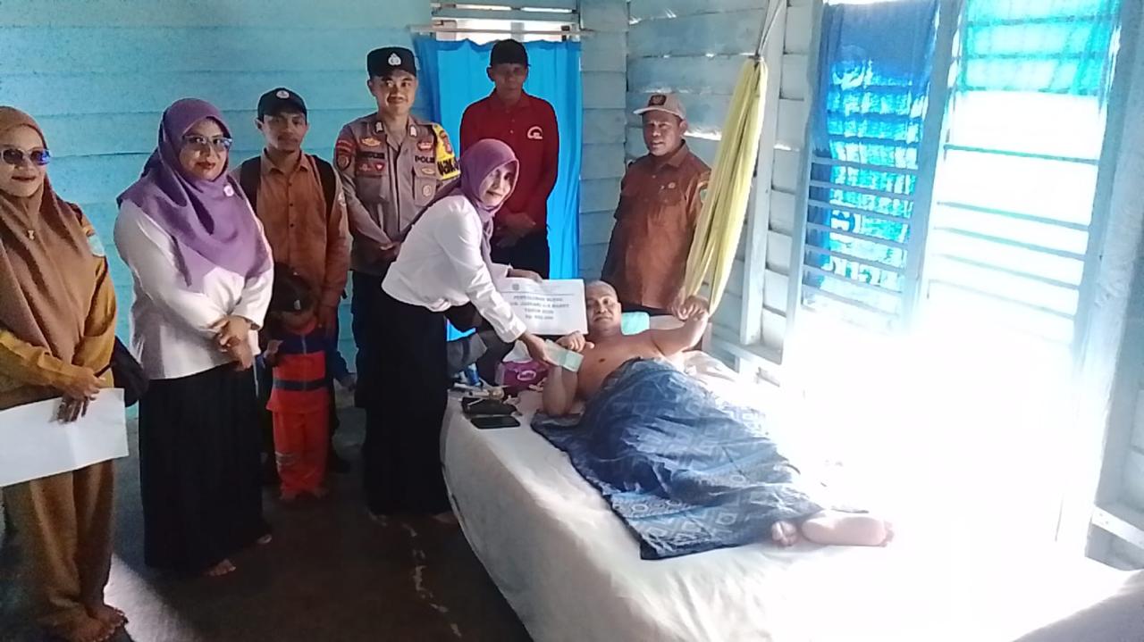 Bhabinkamtibmas Kawal Penyaluran BLT DD di Desa Tri Tunggal
