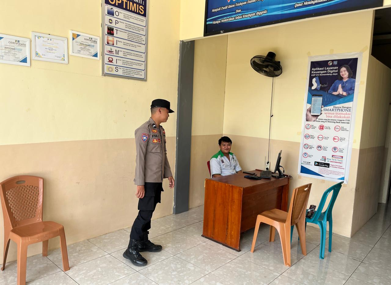 Piket Polsek Silaturahmi ke Masyarakat yang sedang bekerja