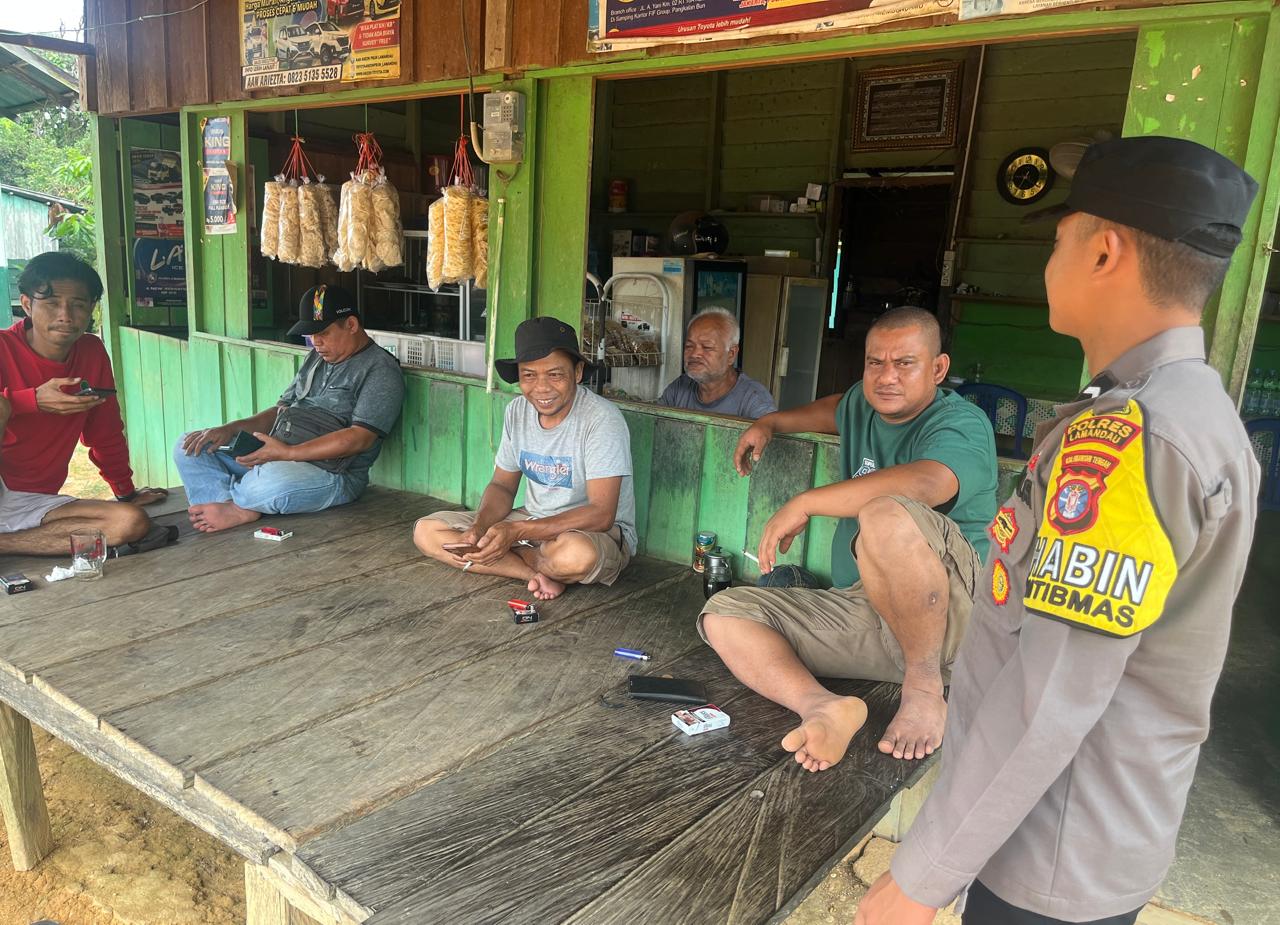 Piket Polsek Lamandau Sambangi Warga yang Sedang Duduk Santai, Sampaikan Pesan Kamtibmas