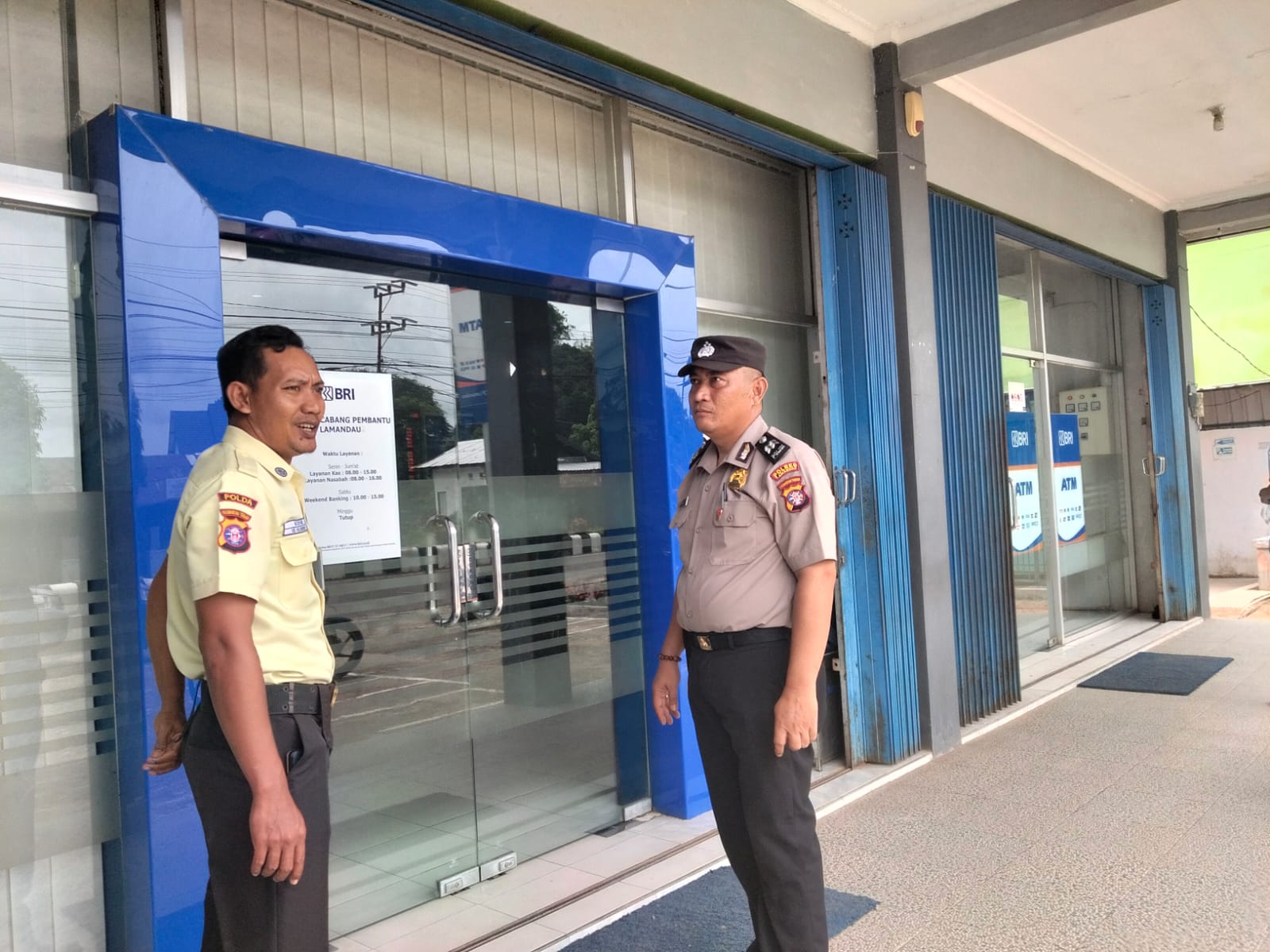 Piket Polsek Bulik Sambangi Satpam Bank, Sosialisasikan Layanan Darurat 110