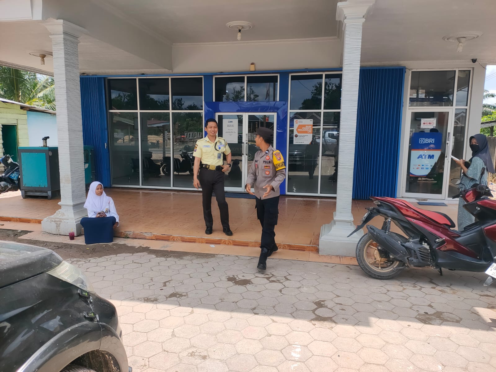 Anggota patroli Polsek Sematu Jaya melaksanakan patroli ke Megamart yang ada di wilayah Polsek Sematu Jaya
