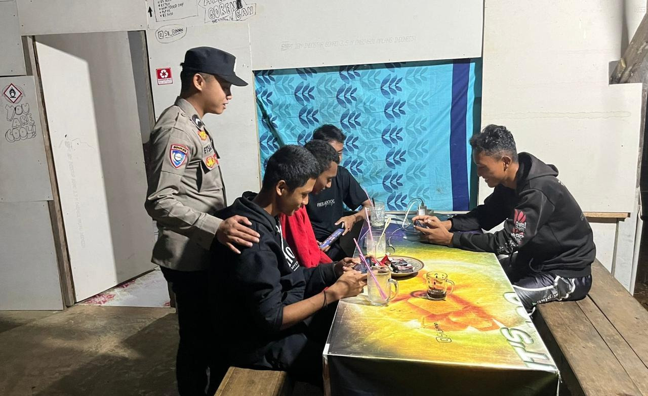 Personil Polsek Sambangi Warga yang Sedang Berkumpul untuk Jaga Kamtibmas
