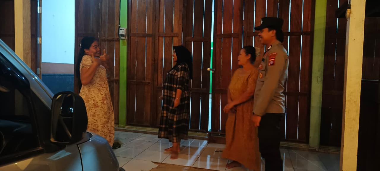 Bhabinkamtibmas Polsek Lamandau Sambangi Warga yang Sedang Bersantai, Pererat Silaturahmi dan Sampaikan Pesan Kamtibmas