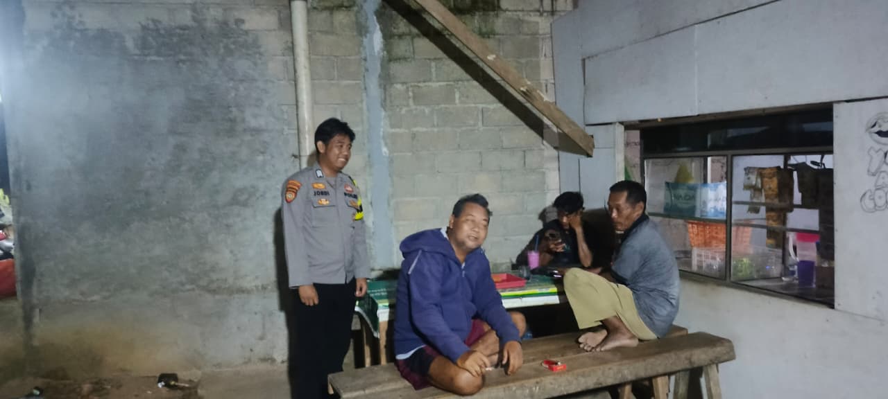 Piket Polsek Silaturahmi ke masyarakat yang sedang santai