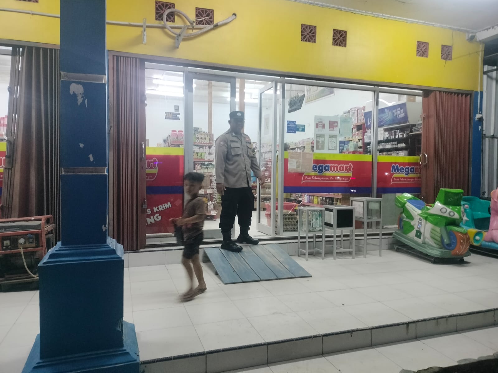Piket Polsek Patroli kepertokoan diwilkum Polsek Sematu Jaya