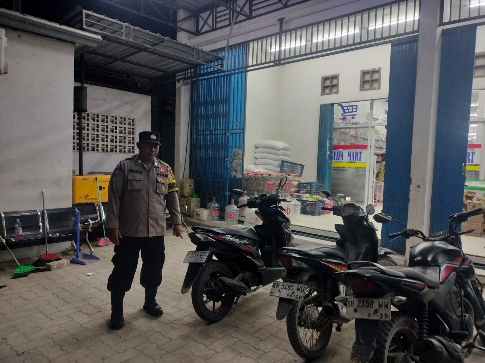 Piket Polsek Patroli kepertokoan diwilkum Polsek Sematu Jaya