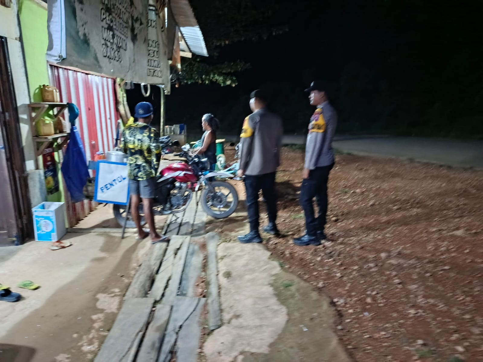 Piket Polsek Sambangi Warga yang sedang Berkendara agar Lebih Berhati-hati di Jalan