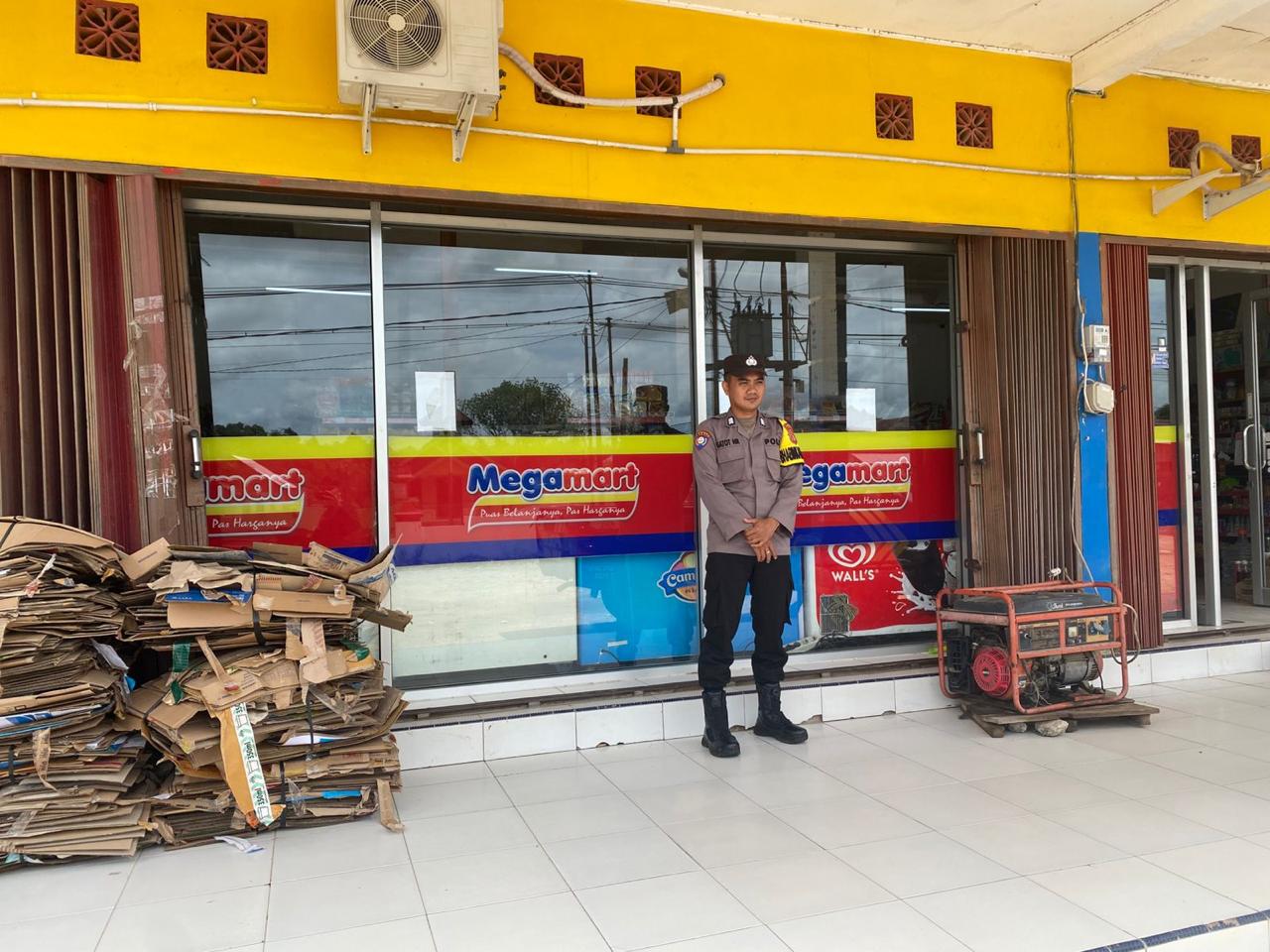 Anggota Polsek Sematu Jaya yang di pimpin langsung, Brigpol Gatot melaksanakan patroli dialogis di Megamart Kecamatan Sematu Jaya guna memelihara sitkamtibmas di wilayah Hukum Polsek Sematu Jaya