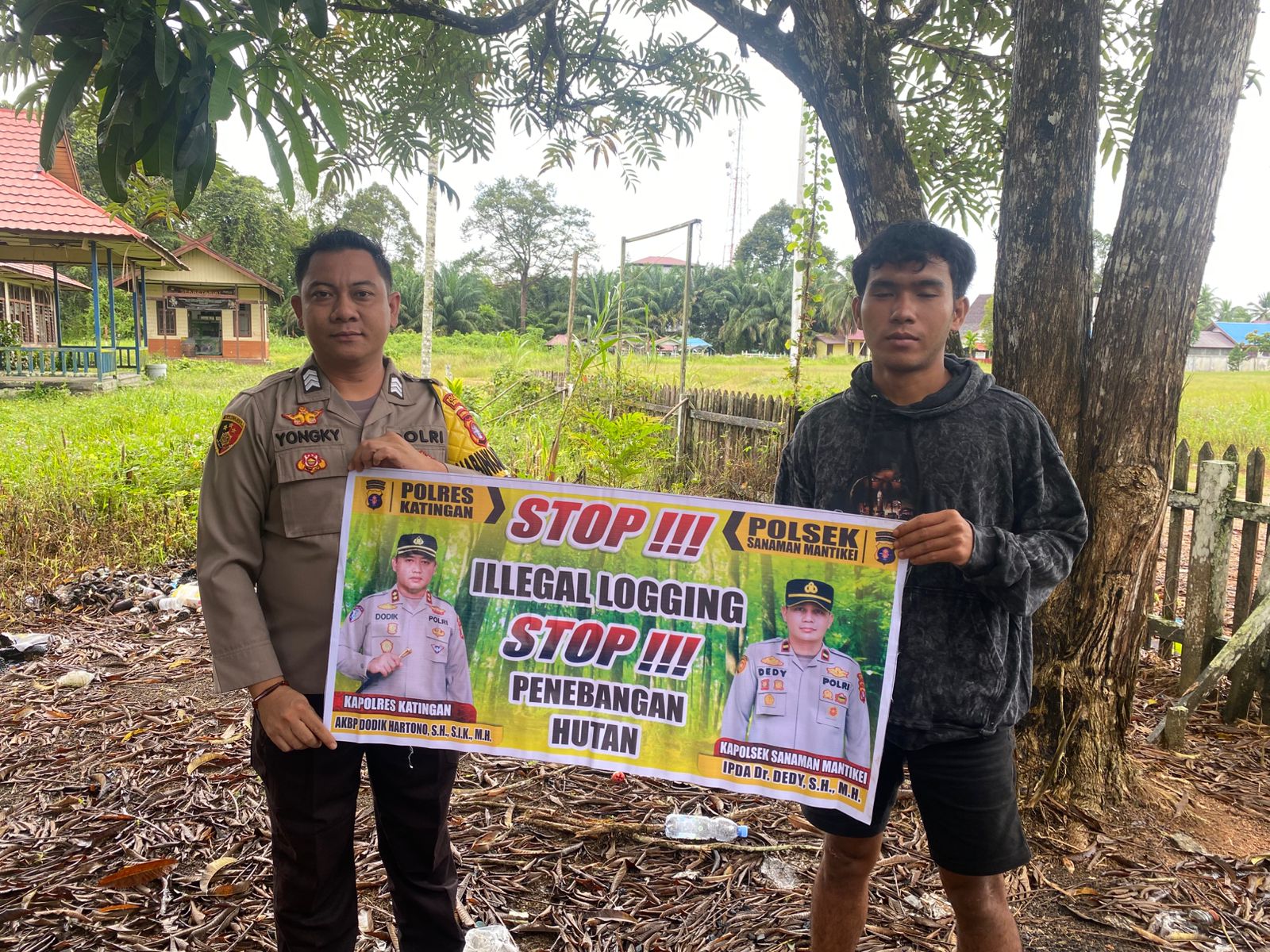 Bhabinkamtibmas laksanakan Sosialisasikan tentang larangan dan sangsi Pidana bagi pelaku Ileggal Logging kepada masyarakat di Desa Binaan.
