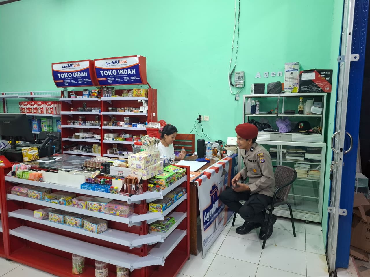 Piket Polsek Silaturahmi ke masyarakat yang sedang santai
