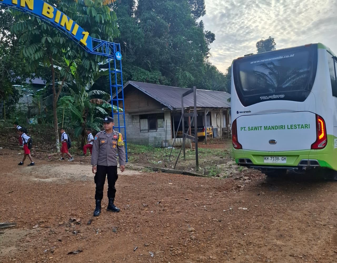 Anggota Polsek lamandau Pengaturan lalu lintas Jalan di Pagi hari