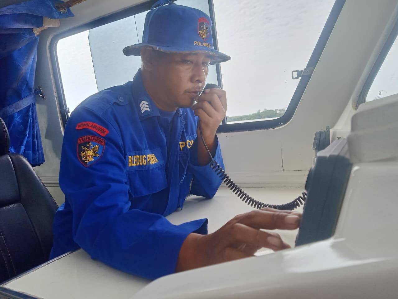 Personel Ditpolairud Polda Kalteng, Berikan Imbauan Keselamatan Lewat Radio VHF Channel 16