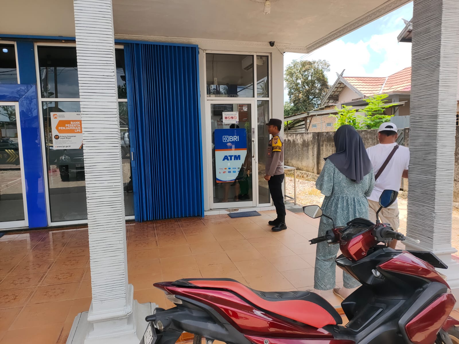 Piket Polsek Sematu Jaya Sambangi Warga, Berikan Himbauan Keamanan Saat Transaksi ATM