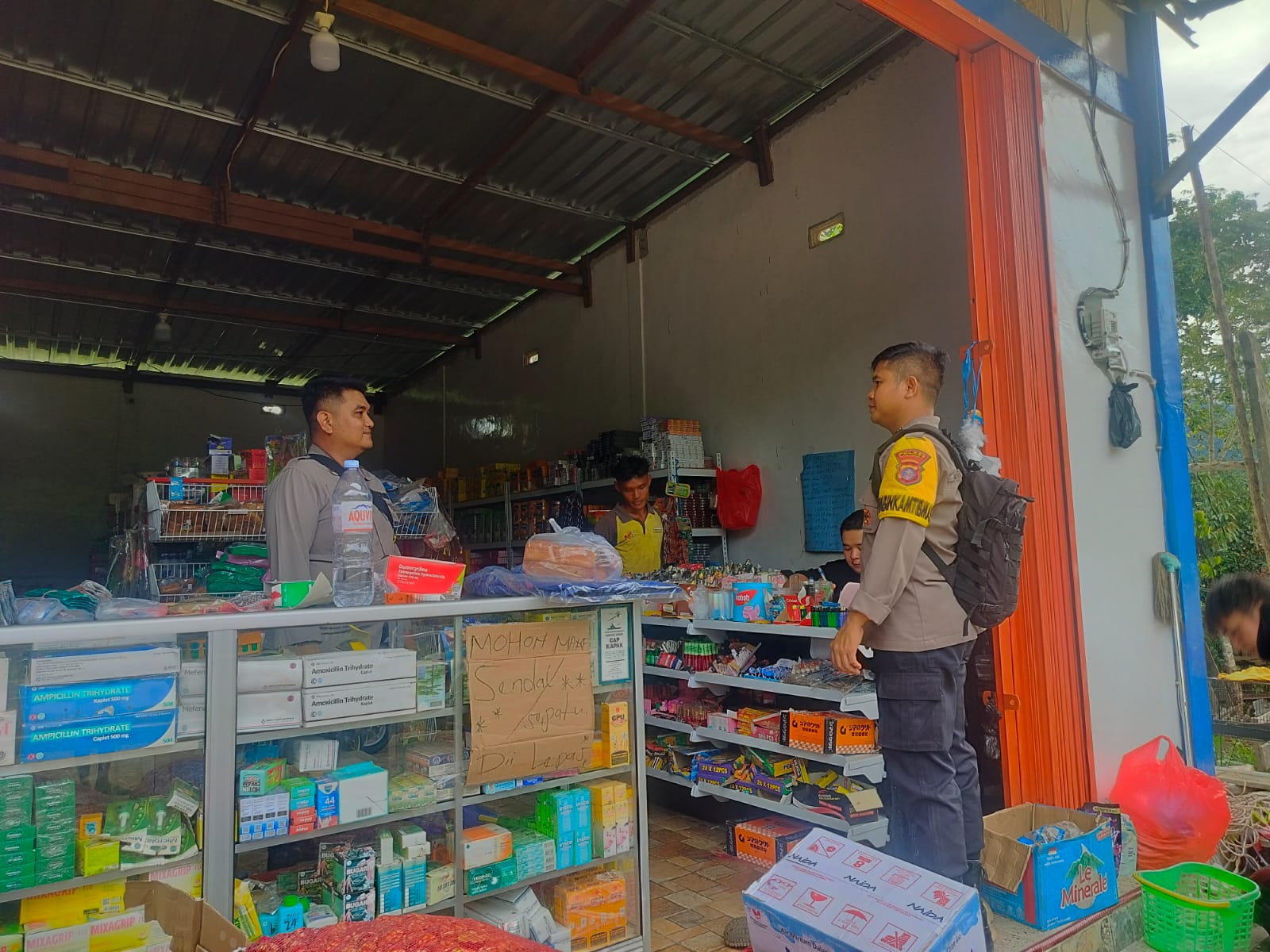 Piket Polsek Delang Sambangi Pedagang, Jalin Kedekatan dengan Masyarakat
