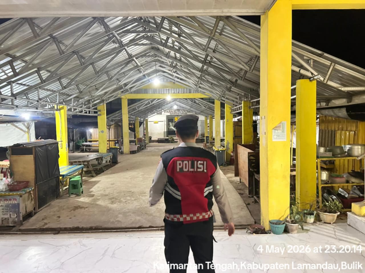 Ciptakan Rasa Aman, Sat Samapta Sambangi Penjaga Malam Saat Patroli Pasar
