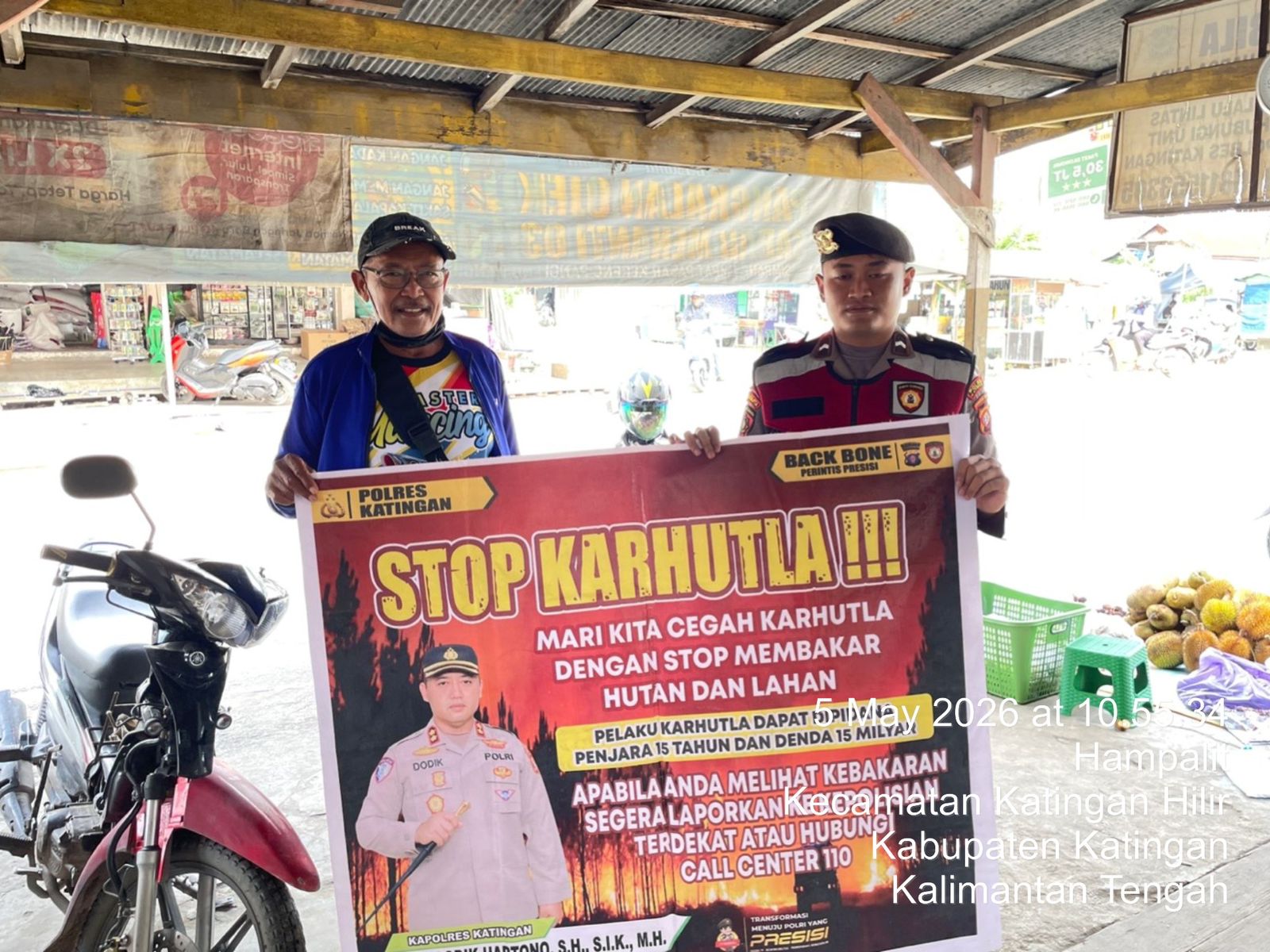 Personel Samapta Polres Katingan Sosialisasikan Pencegahan Karhutla kepada Masyarakat Desa Hampalit.