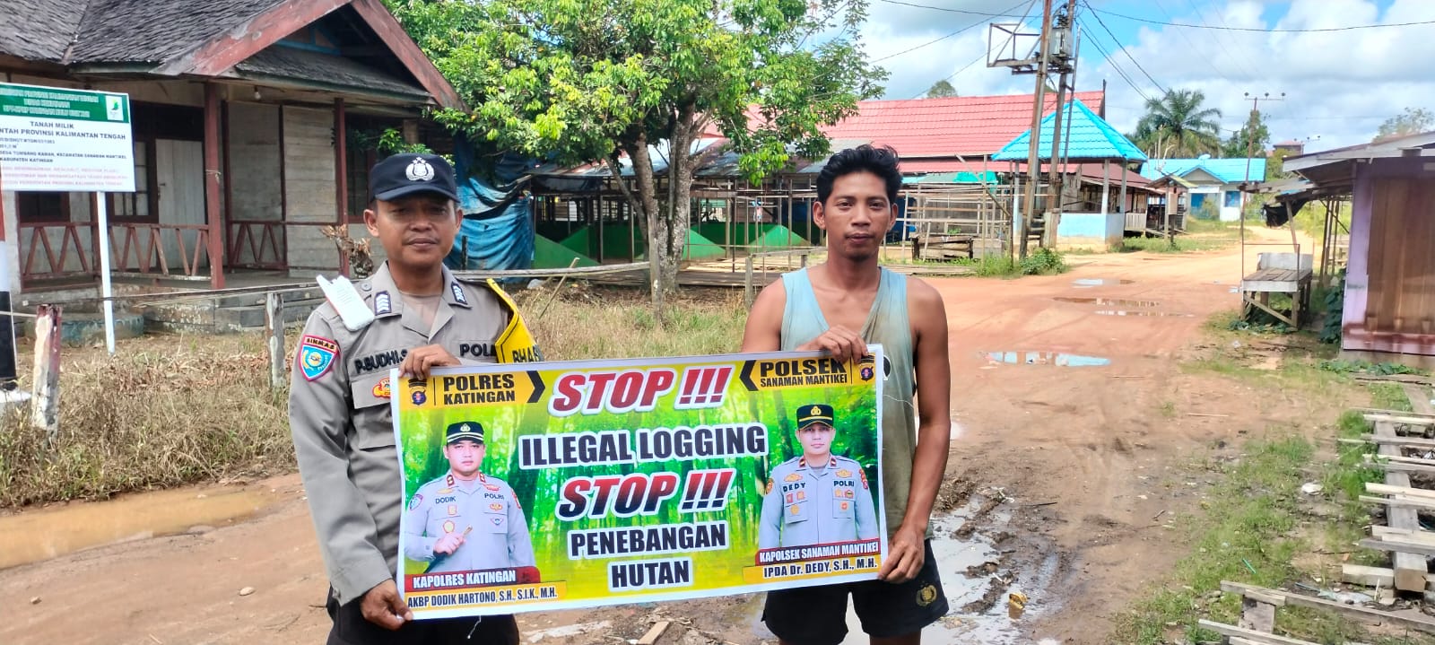 Bhabinkamtibmas laksanakan Sosialisasikan tentang larangan dan sangsi Pidana bagi pelaku Ileggal Logging kepada masyarakat di  Desa Binaan.