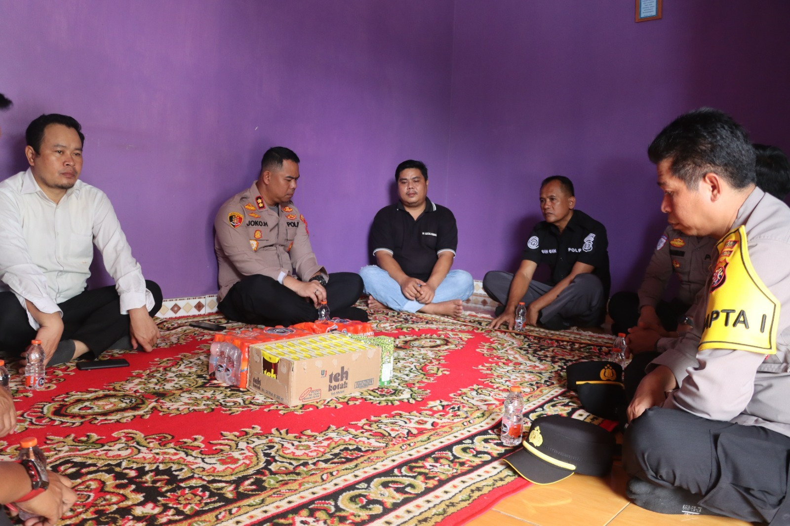 Kebersamaan dan Kepedulian, Kapolres Lamandau dan Personel Takziah ke Rumah Duka Istri Anggota yang Meninggal Dunia