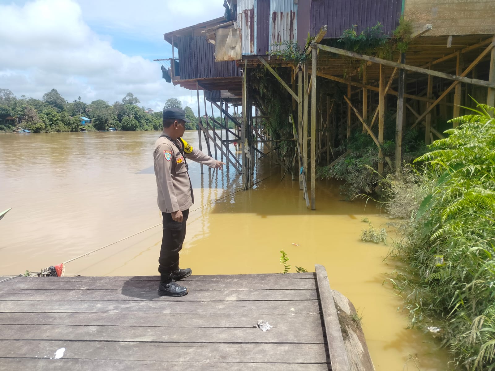 Polsek Marikit Optimalkan Deteksi Dini melalui Pemantauan Rutin Sungai Katingan