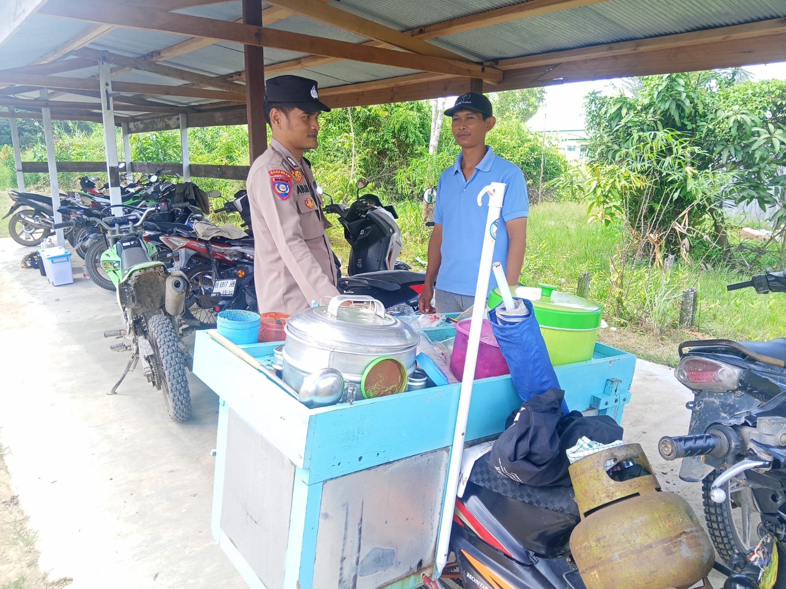 Sampaikan pesan Kamtibmas Kuala sambangi Warga.