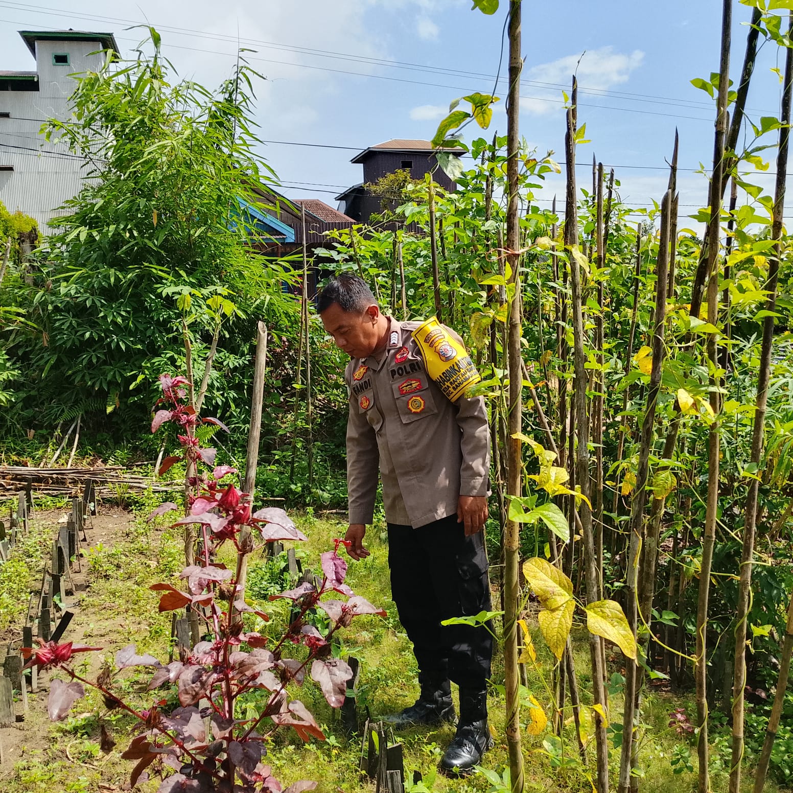 Personel Polsek Tewang Sangalang Garing dan Pulau Malan melaksanakan pengecekan lokasi pemanfaatan lahan pekarangan warga Binaannya