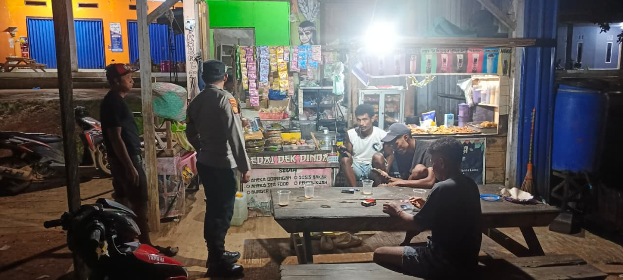 Melalui Silaturahmi, Personel Polsek Lamandau Kenalkan Layanan Darurat 110 kepada Masyarakat
