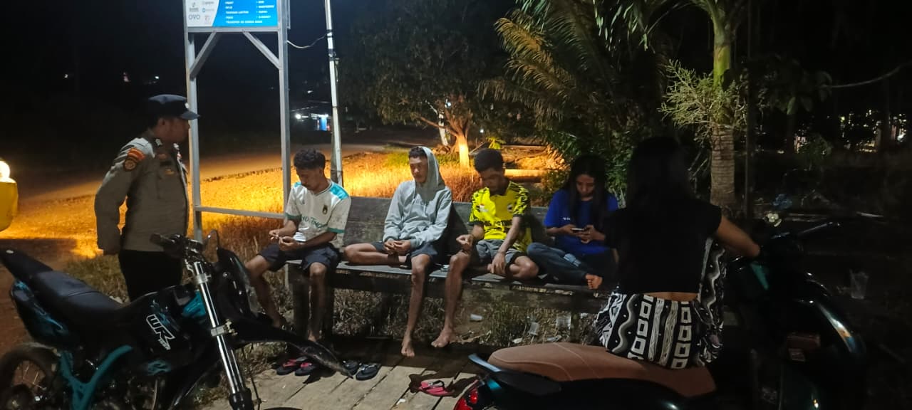 Personel Polsek lamandau melaksanakan sambang kerumah warga yang sedang santai