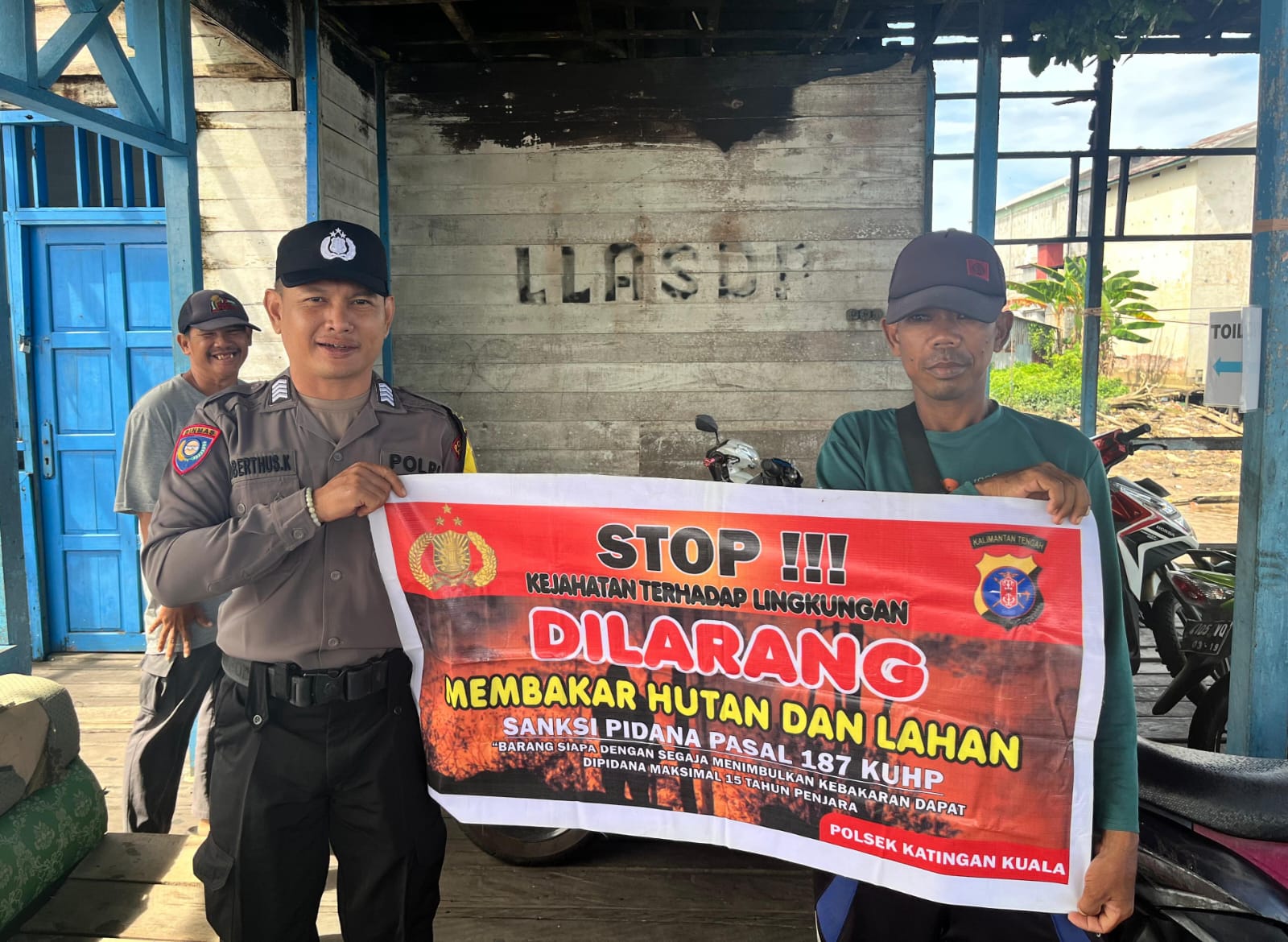 Bhabinkamtibmas Desa Kampung Tengah Sampaikan Imbauan tentang Karhutla Kepada petani
