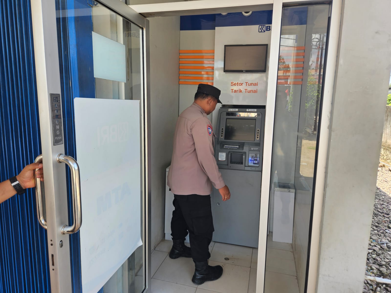 Kapolsek Sematu Jaya IPDA Eko Haryanto, S.H. mengatakan patroli merupakan kegiatan rutin baik siang maupun malam hari tersebut guna mencegah terjadinya tindak pidana untuk mewujudkan situasi kamtibmas yang aman dan kondusif