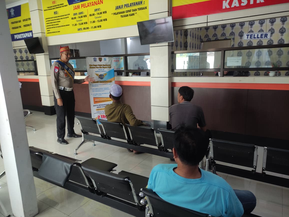 SOSIALISASI APLIKASI SIGNAL(SAMSAT DIGITAL NASIONAL) GUNA MEMPERMUDAH MEMBAYAR PAJAK