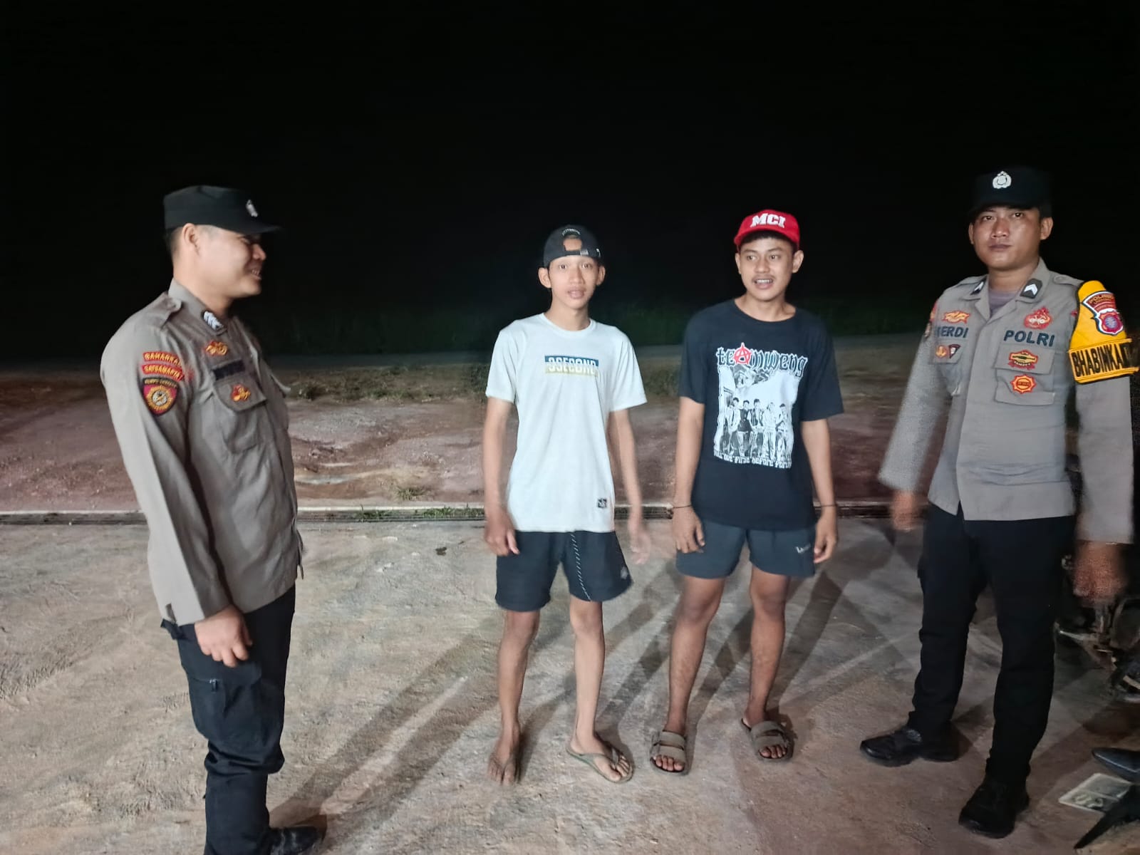 Personel Polsek Lamandau Sambangi Remaja secara Humanis dan Preventif, Saat Patroli Rutin Remaja sedang Nongkrong