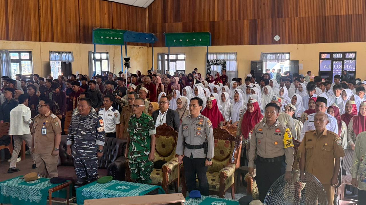 Kapolsek Katingan Kuala diwakilkan Petugas Bhabinkamtibmas Kel. Pegatan Hulu menghadiri kegiatan Pelepasan / perpisahan siswa/siswi Kelas XII SMAN-1 Katingan Kuala