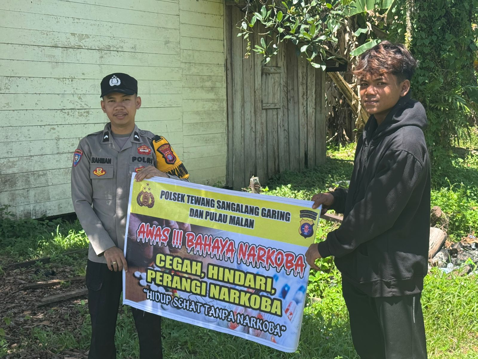 Melalui Media Spanduk, Polsek Tewang Sangalang Garing dan Pulau Malan Imbau Warga Tidak Terjerumus Penyalahgunaan Narkoba.
