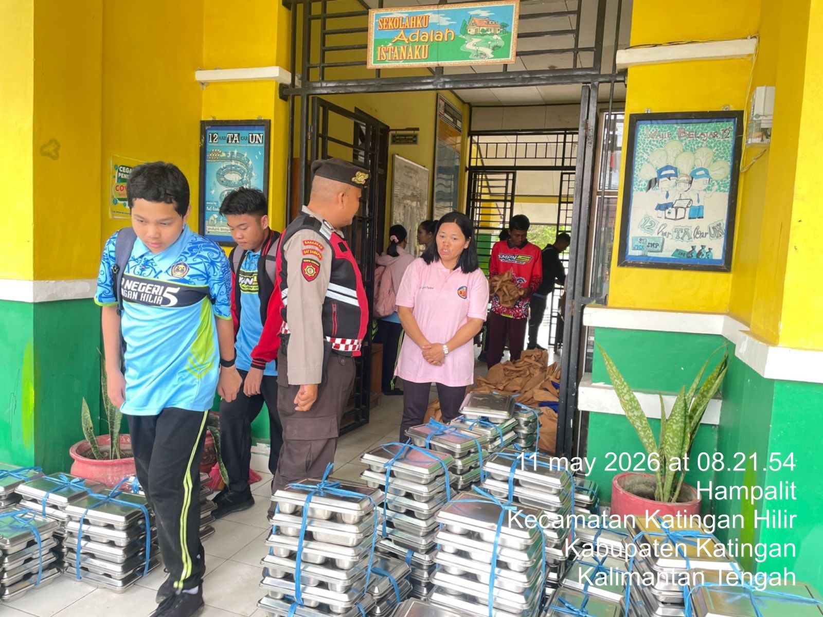 Sat Samapta Polres Katingan Laksanakan Pengawalan MBG ke Sekolah di Desa Hampalit.