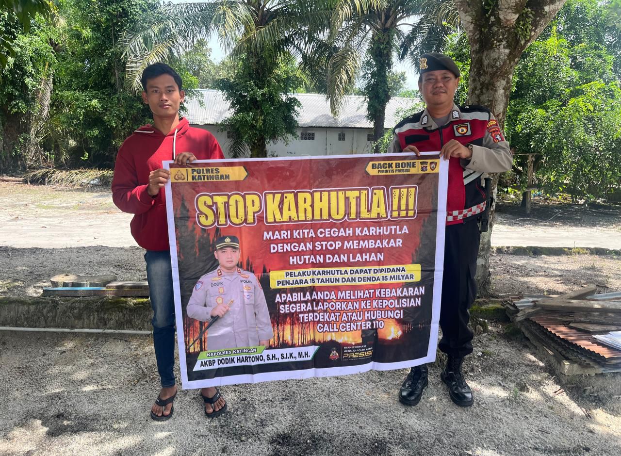 Personel Samapta Polres Katingan Sosialisasikan Pencegahan Karhutla kepada Masyarakat Desa Hampalit.