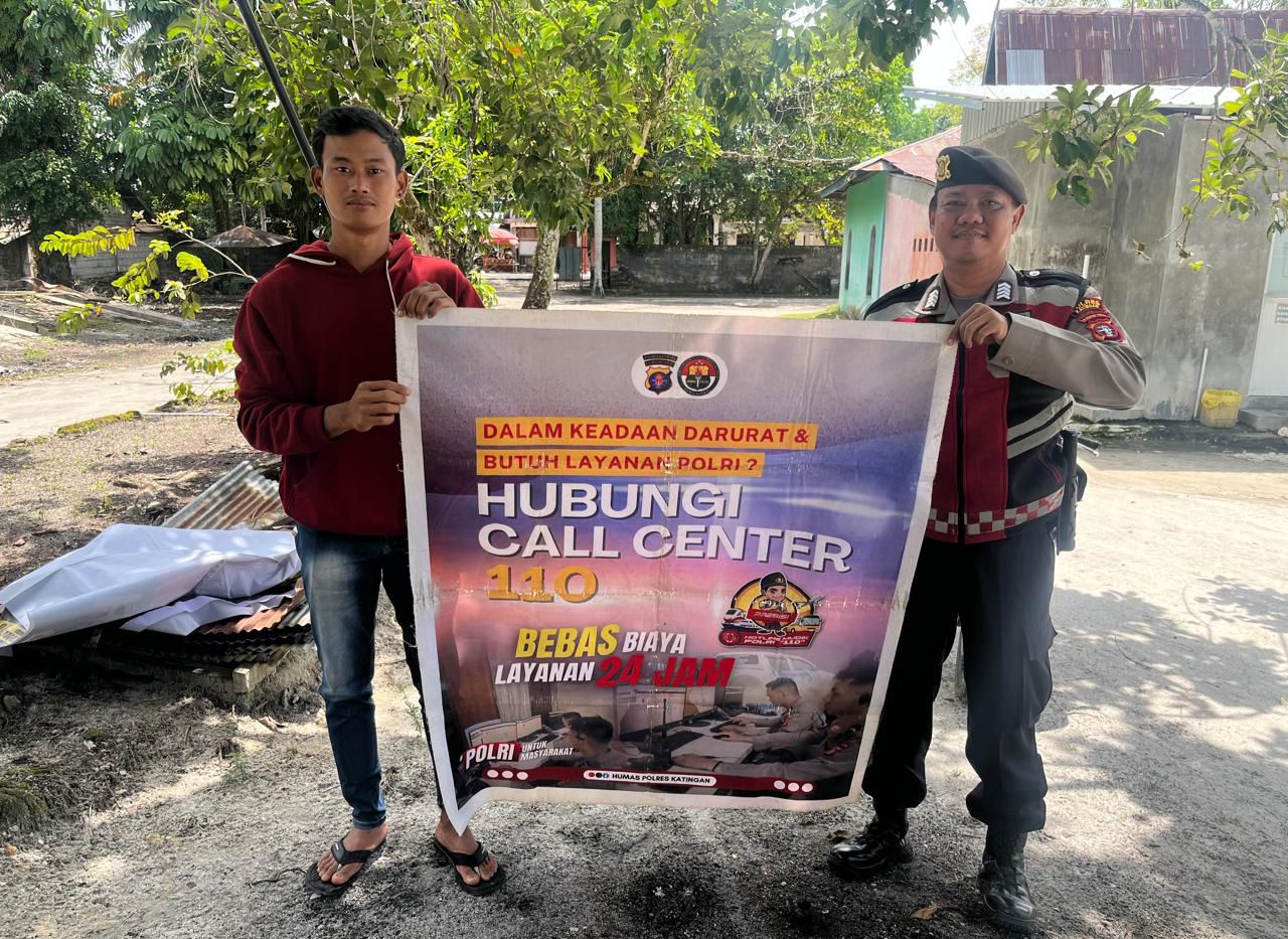 Personel Samapta Polres Katingan Sosialisasikan Call Center 110 Polri kepada Masyarakat Desa Hampalit olehPersonel Samapta Polres Katingan.