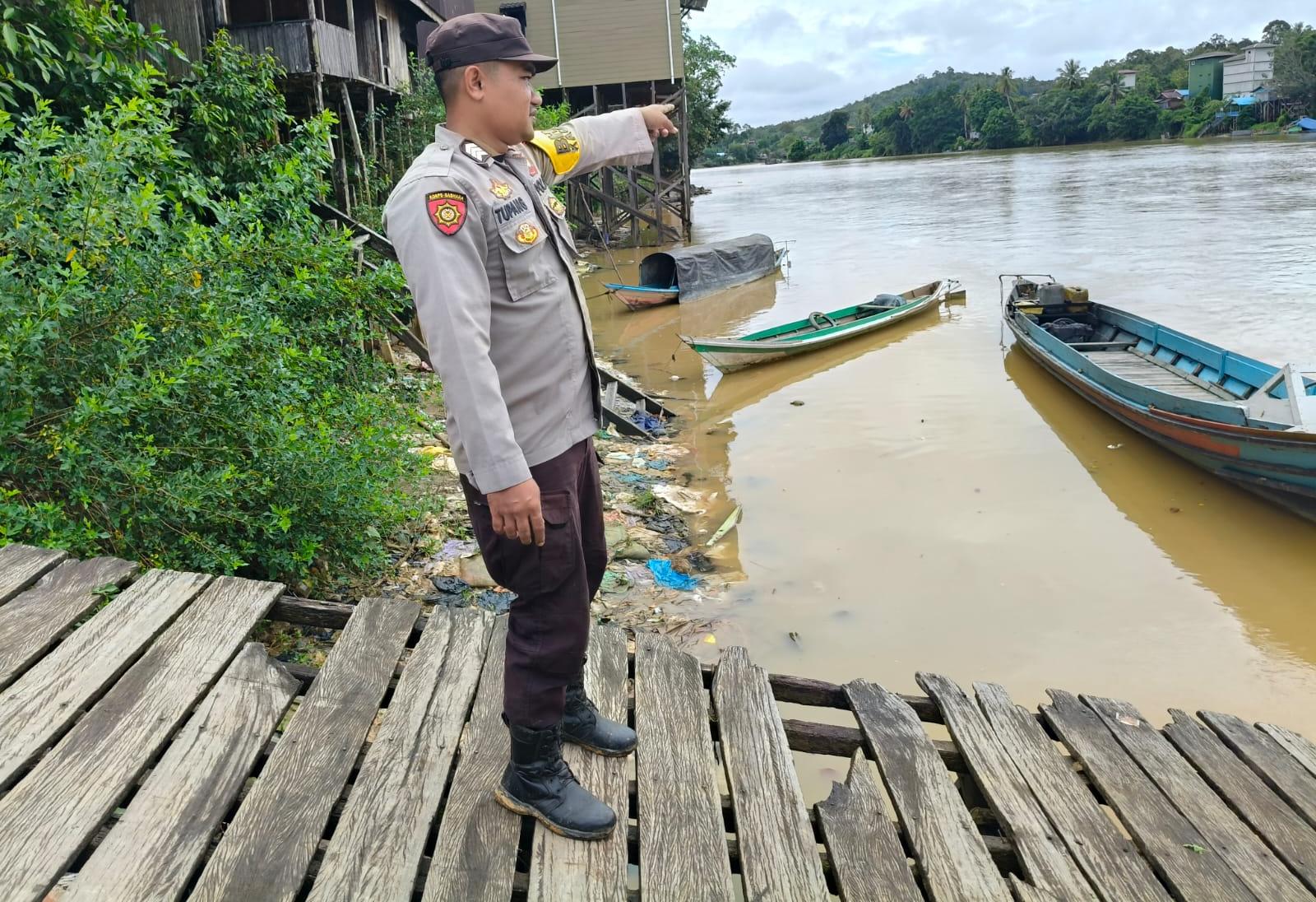 Antisipasi Bencana Banjir, Personil Polsek Marikit Pantau Debit Air DAS Katingan.