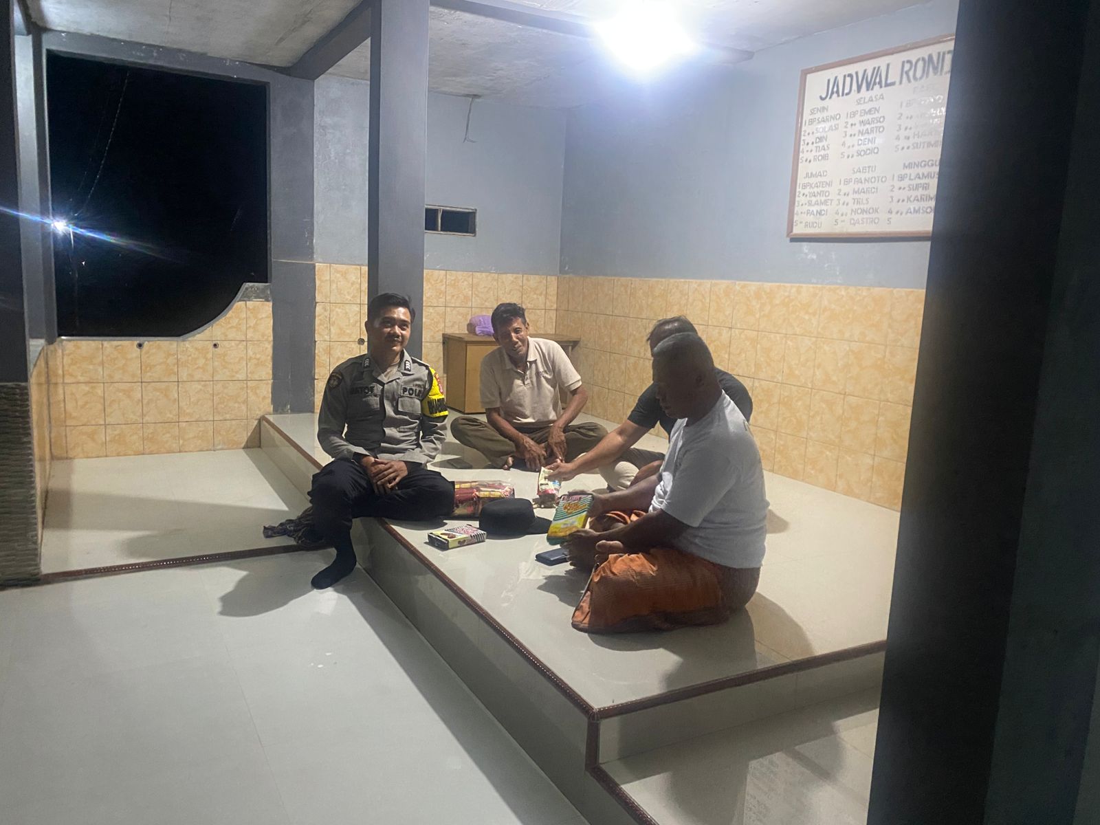 Bhabinkamtibmas Polsek Sematu Jaya Laksanakan Patroli Malam dan Sambang Kamtibmas di Pos Kamling Desa Tri Tunggal