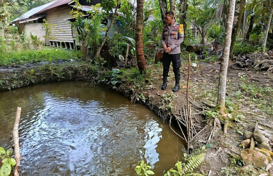 Bhabinkamtibmas Lakukan Pengecekan Budidaya Kolam Ikan untuk Ketahanan Pangan